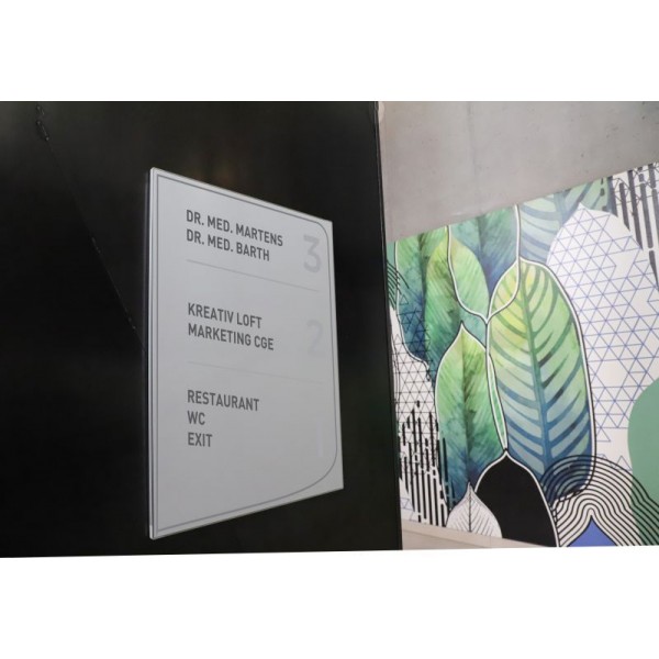 Pannello murale Signcode® Slim montato con cornice in alluminio argento e targa direzionale