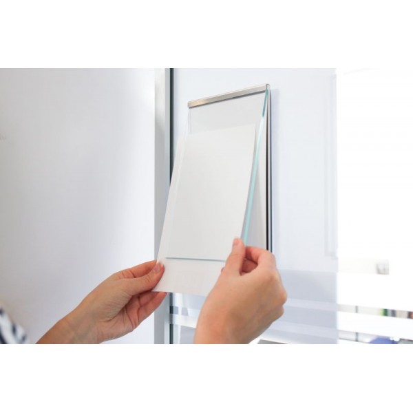 Inserimento di un foglio nella cornice Glassnox Wall, facciata sollevata