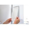 Inserção de uma folha na moldura Glassnox Wall, com a face levantada