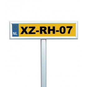 Parkplatzschild mit Kennzeichen