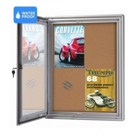Vitrina de afixação em cortiça estanque, porta aberta com cartazes Corvette e Triumph fixados