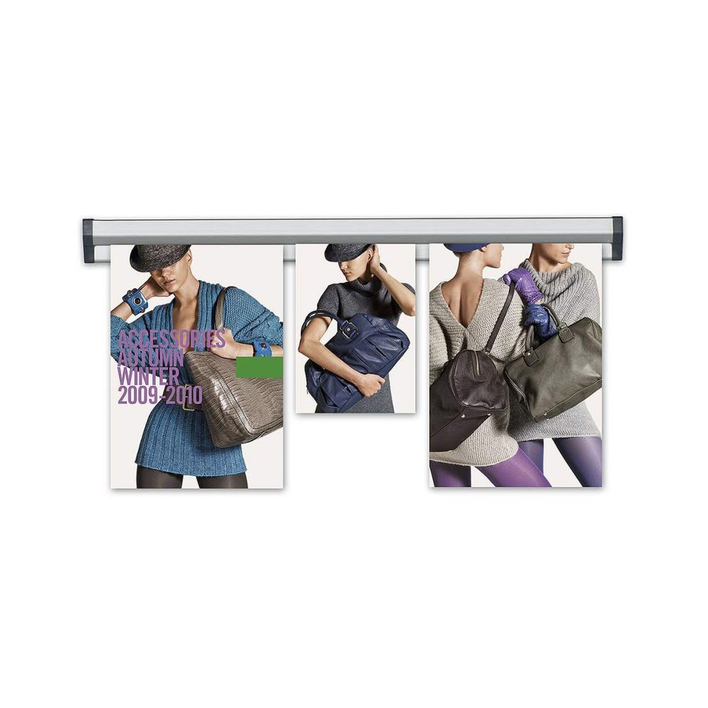Wandschiene Grip'Doc mit drei Mode- und Accessoires-Plakaten aufgehängt